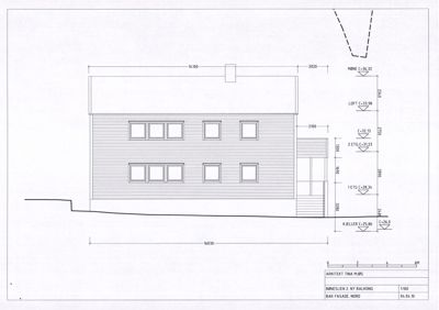 Fasadetegning (bakfasade nord) med oppriss, høydemål og dimensjoner for et hus.