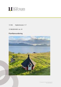 Fotografi av et lite hus (eller hytte) ved vann, som er brukt som illustrasjon i en flomfarevurdering.