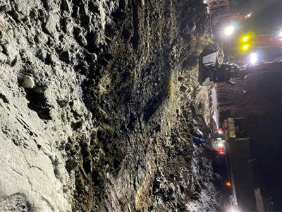 Fotografi av en byggeplass om natten med graving og tungt utstyr.