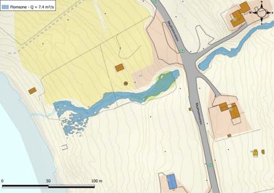 Situasjonsplan som viser topografi (konturlinjer), eiendomsgrenser, veier (Sylkomveien), en elv og en flomsone (blått område) for en vannføring på 7,4 m³/s.