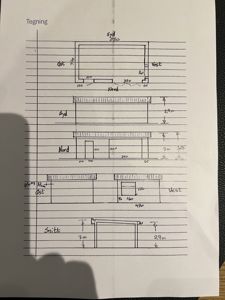 Snittegning som viser tverrsnittet av en bygning sett fra øst til vest, med angitte høyder og konstruksjonsdetaljer.