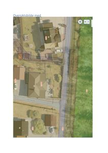 Oversiktskart (flyfoto) med overlagte tomtegrenser, bygninger og gatenavn.