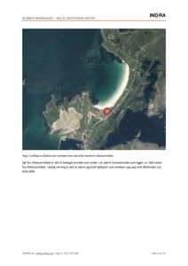 Et flyfoto (satellittbilde) av et kystområde med en strand, fjell og bebyggelse. Bildet er merket som 'Figur 3 Utklipp av flyfoto' og viser et geografisk område.