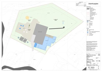 Situasjonsplan (Utomhusplan) som viser bygningens plassering på tomten, omgivelser, vegger, og arealer.