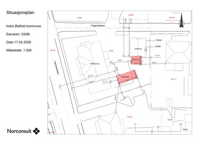 Situasjonsplan som viser eiendomsnummer, naboeiendommer, bygninger (hus, garasje, basseng) og målestokk.