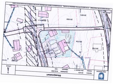 Situasjonskart som viser tomtens grenser, naboeiendommer, eksisterende bygninger og planlagt areal.