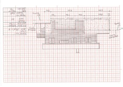 Fasadetegning (opprikk) av en bygning med mål og notasjoner om terrasser og vinduer.