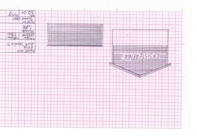 Fasadetegning som viser eksisterende fasade med skråtak og en rektangulær del (muligens vindu eller dør).