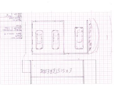 Situasjonsplan som viser plassering av nye parkeringsplasser (bilteikninger) i forhold til en eksisterende bygning.