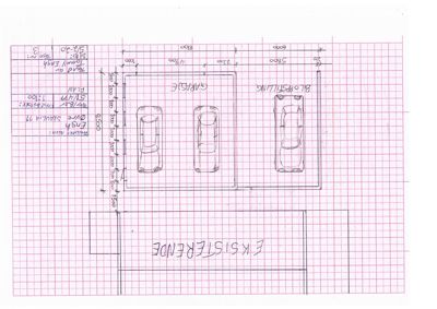 Situasjonsplan som viser plassering av bilplasser (garasje og boplassering) i forhold til eksisterende bygning.