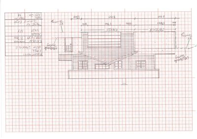 Oppriss (fasadetegning) av en bygning sett fra siden, med håndskrevne mål og notasjoner om terranger.