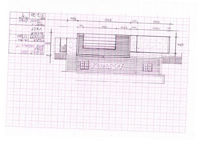 Fasadetegning (opprikk) av en bygning sett fra øst, med mål og detaljer.