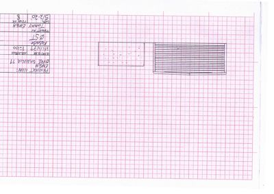 Håndtegnet fasadetegning på rutenett med oppriss av bygningens front og en mindre struktur (muligens port eller innkjørsel) foran.