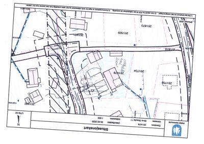 Situasjonskart som viser eiendomsnummer, bygningers plassering, vegforhold og arealopplysninger.
