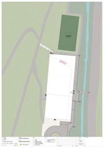 Situasjonsplan som viser tomtens form, høydemålinger, eksisterende veier og en fotballbane.