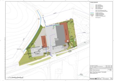Situasjonsplan som viser tomtens form, grenser, høydemålerlinjer, eksisterende og planlagt bebyggelse, samt VA-rørledninger og -nett.
