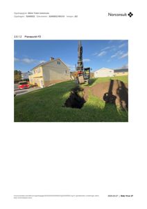 Fotografi av et prøvepunkt (P2) med graving, en graver og en eksisterende bolig i Østre Toten kommune.