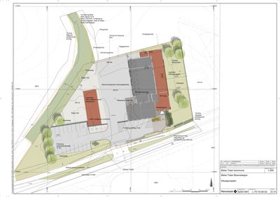 Situasjonsplan for Østre Tolen Brannstasjon som viser tomtens grenser, bygninger, veier og parkeringsplasser.