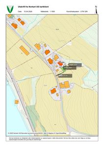Situasjonsplan (tomtekart) som viser bygningers plassering, form og størrelse i forhold til terrenget og nabolaget.
