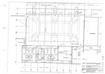 Etasjeplan som viser romfordeling, vegger, dører og møblering for et skolebygg (klasserom, korridorer, garderobe).