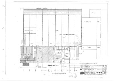 Etasjeplan som viser romfordeling, vegger og inngang til en bygning.