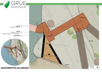 Situasjonsplan som viser plassering av en dagsturhytte og tilhørende anlegg (trapp, rampe) i forhold til terrenget, vannkant og naboeiendom.
