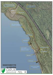 Situasjonsplan som viser tomtens topografi, plassering av bygninger (hytter), anlegg (baderom, brygge) og veier i forhold til kystlinjen.