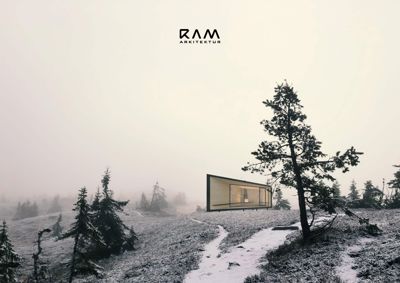 Fotografi av en moderne, rektangulær bygning plassert i et snødekt skogsmiljø.