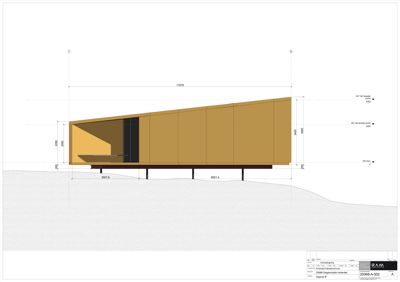 Snittegning som viser bygningens tverrsnitt, høyder og grunnplan.