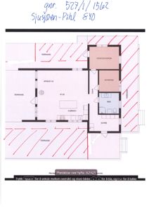 Plantegning (planskisse) av etasjen over hytta, som viser romfordeling (stue, kjøkken, soverom, bad) og terrasser.