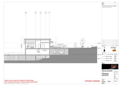 Snittegning som viser bygningens tverrsnitt, høyder, grunnmur og terrengforhold.