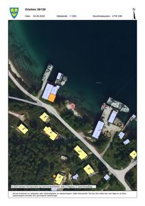 Ortofotobilde (satellittbilde) med overlagte tomtegrenser og bygningsfotavmerking.