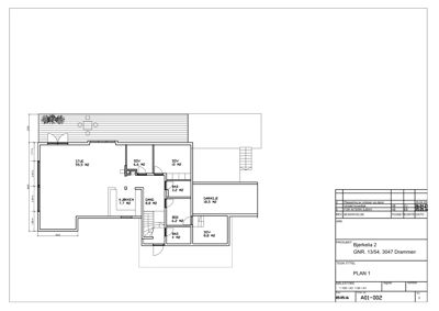 Etasjeplan (Plan 1) som viser romfordeling, mål og funksjoner i et hus.