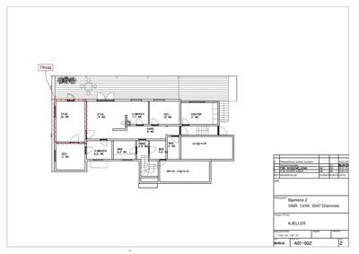 Etasjeplan med romfordeling og arealoppsett for et hus med et tilbygg.