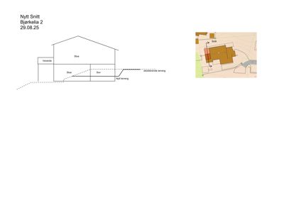 Snittegning som viser bygningens tverrsnitt, romfordeling (stue, soverom, veranda) og terrengforhold.