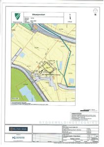 Situasjonskart som viser bygningens plassering i forhold til vei, nabolag og tomtegrenser.