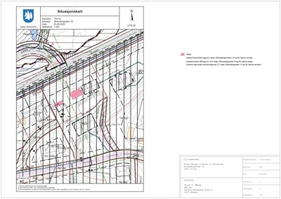 Situasjonskart som viser eiendomsgranser, nabobygg og topografi for et byggeprosjekt.