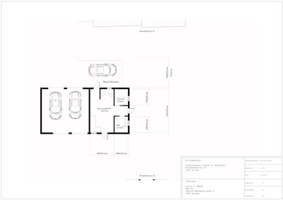 Etasjeplan som viser romfordeling, biloppstillingsplass og mål for en bygning.