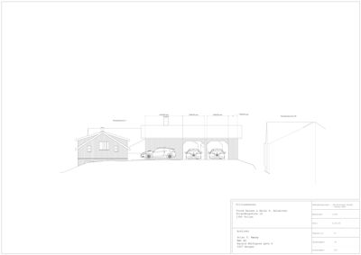 Fasadetegning som viser bygningens utseende fra fronten, inkludert en garasje med tre biler.
