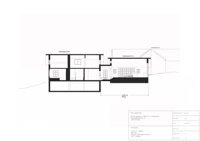 Snittegning som viser tverrsnittet av bygningen med romfordeling og høydeforskjeller.