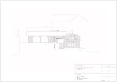 Fasadetegning av en bygning sett fra fronten, med mål og arkitektoniske detaljer.