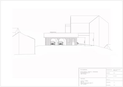 Fasadetegning som viser bygningens utseende sett fra fronten, inkludert en garasje og høydeangivelser.
