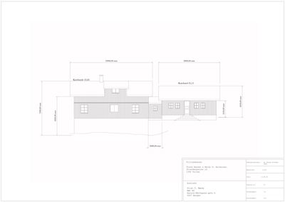Fasadetegning som viser bygningens utseende sett fra fronten, med mål og vindusoppsett.