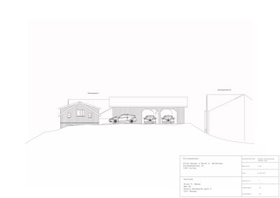 Fasadetegning som viser bygningens utseende sett fra siden, inkludert en garasje og en skråning.