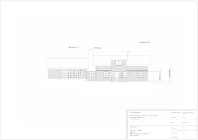 Fasadetegning av en bygning sett fra fronten med mål og arkitektoniske detaljer.