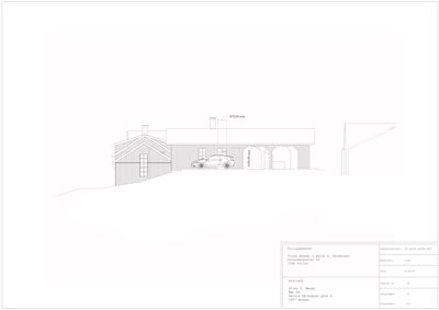 Fasadetegning som viser bygningens utseende fra en sidevinkel, inkludert takform, vinduer og en bil parkert foran.