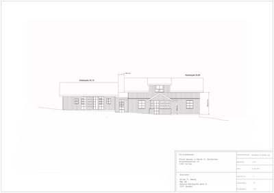 Fasadetegning som viser bygningens utseende sett fra siden, med høydeangivelser og arkitektoniske detaljer.