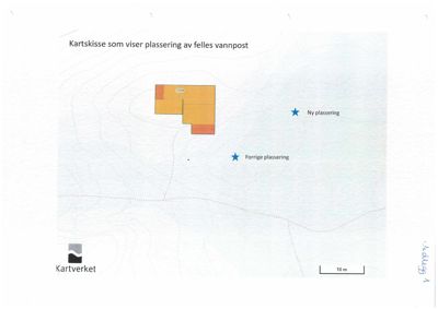 Situasjonsplan (kartskisse) som viser tomtens form, konturer og plassering av en ny vannpost sammenlignet med en tidligere plassering.