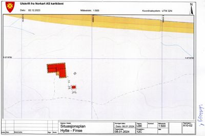 Situasjonsplan som viser tomtens grenser, topografi (konturlinjer), og plassering av eksisterende og planlagt bygning.