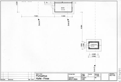 Etasjeplan eller situasjonsplan som viser plassering av to bygninger (BOD og PUMPEHUS) med dimensjoner og snittlinjer.